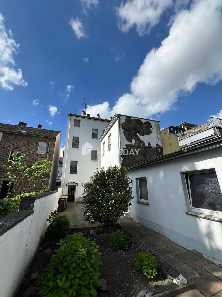 Charmantes Mehrfamilienhaus mit drei Wohneinheiten, Jugendstil-Fassade & vielseitigem Hinterhof