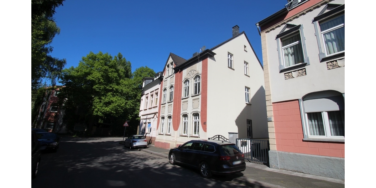 Mehrfamilienhaus mit drei Wohneinheiten und Entwicklungspotenzial 6 zimmer