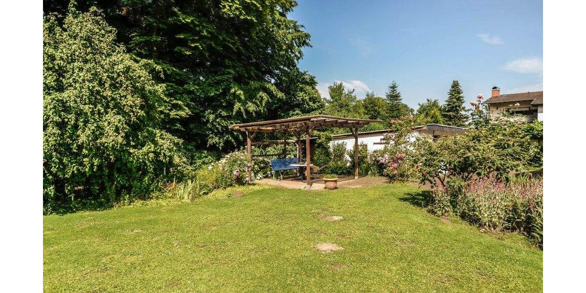 Großzügige 2 Familien-DHH mit Aufstockungs- und Anbaumöglichkeiten * ca. 1.848 m² parkähnlicher Grund mit Direktangre... 6 zimmer