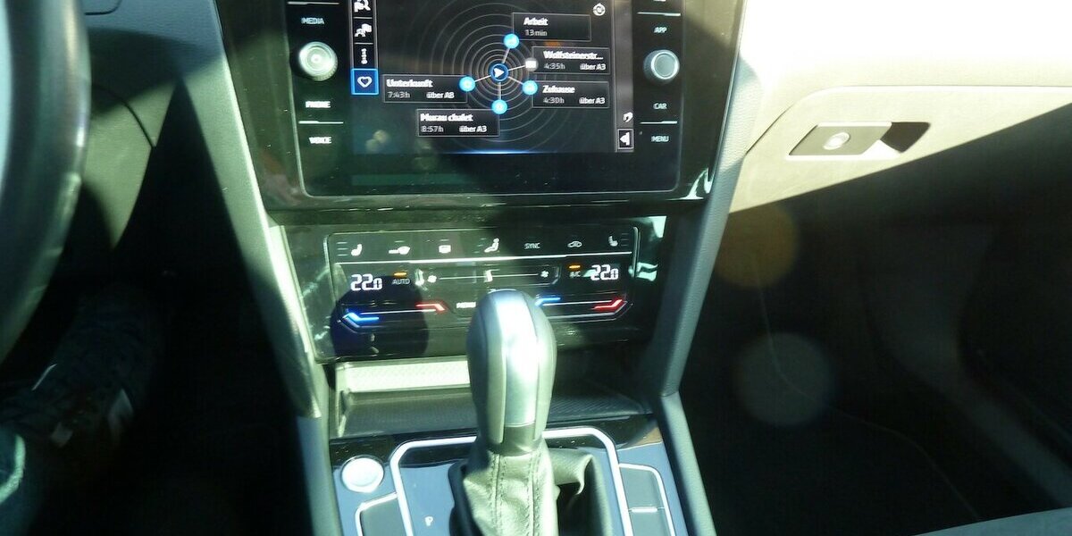 VW Passat Variant R-Line 2.0 TDI DSG Leder Navi LED 135.000 km 20.900 &euro; Ratingen 40885