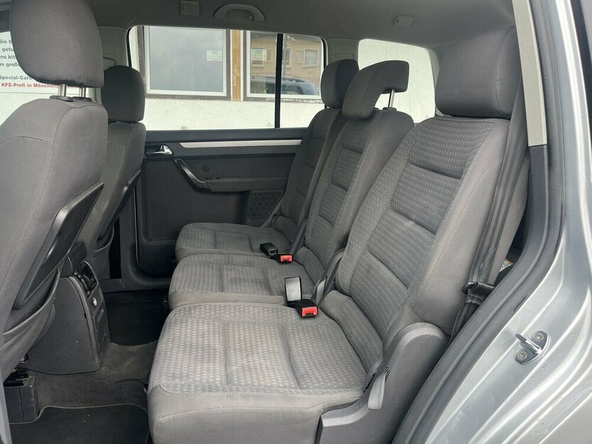 VW Touran Trendline / 7 Sitze / Kamera / Tempomat 249.000 km 3.900 € Mönchengladbach 41066