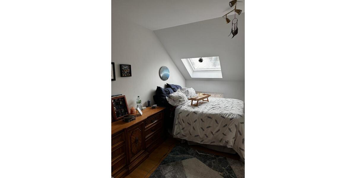 Sanierte 90qm DG-Wohnung mit Balkon, 2,5 Zi. ab 01.04.2026 D-Rath 2.5 zimmer