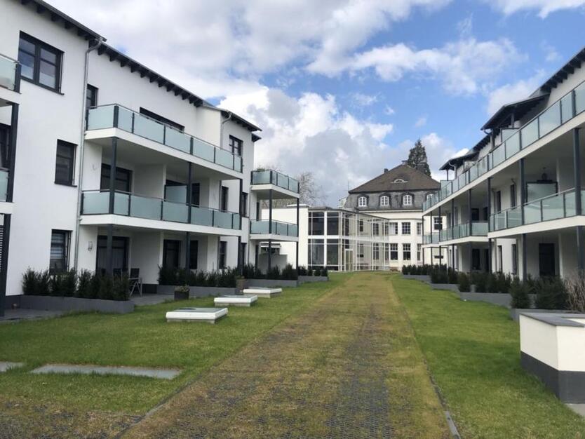 Moderne Penthouse Wohnung mit parkähnlichem Garten über 10.000qm