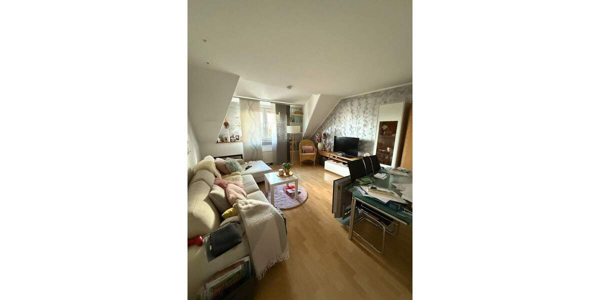 Modernisierte Wohnung mit 25m² Hobbyfläche im Dachgeschoss 2 zimmer