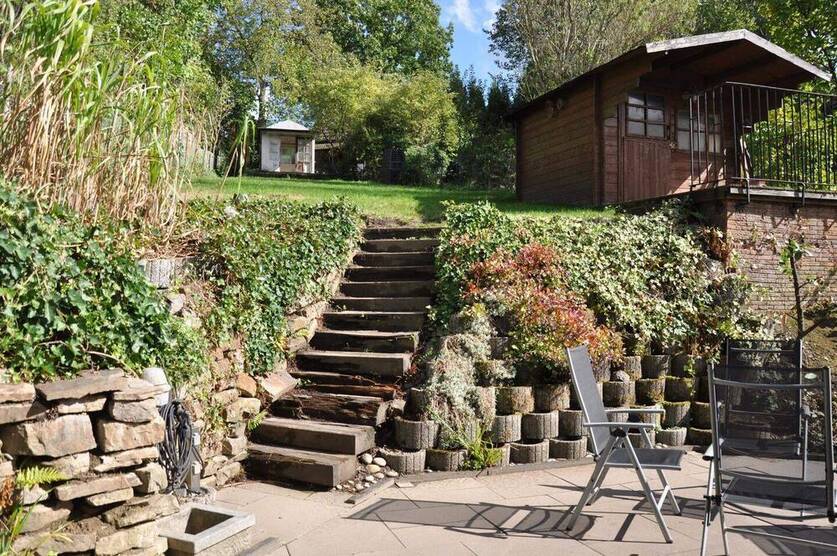 Stilvolles Generationenhaus: DHH, 7 Zimmer, 3 Bäder, großer Garten, Stellplatz