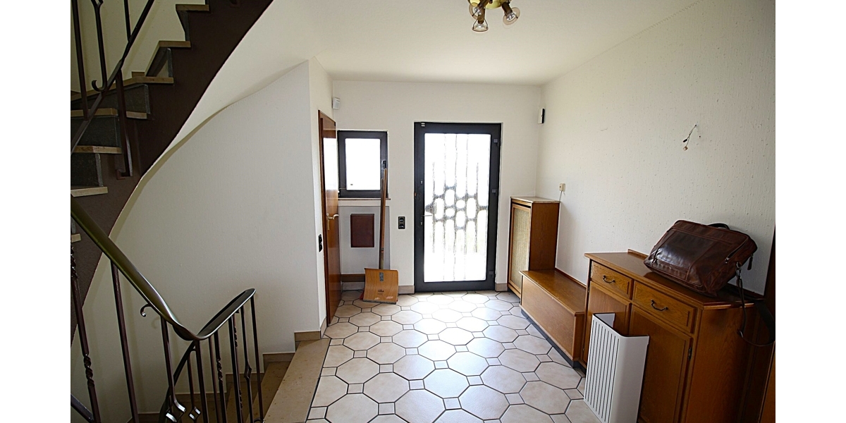 Raumwunder mit diversen Nutzungsmöglichleiten: Massives EFH mit Garten, Garage und viel Potenzial 7 zimmer