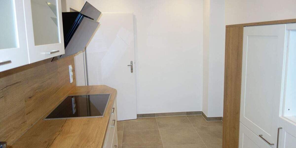 URDENBACH ALTBAU BEZUGSFREI KAMIN PARKETT GROßE KÜCHE GROßES BAD GROßER BALKON + 50 QM SPITZBODEN 3 zimmer