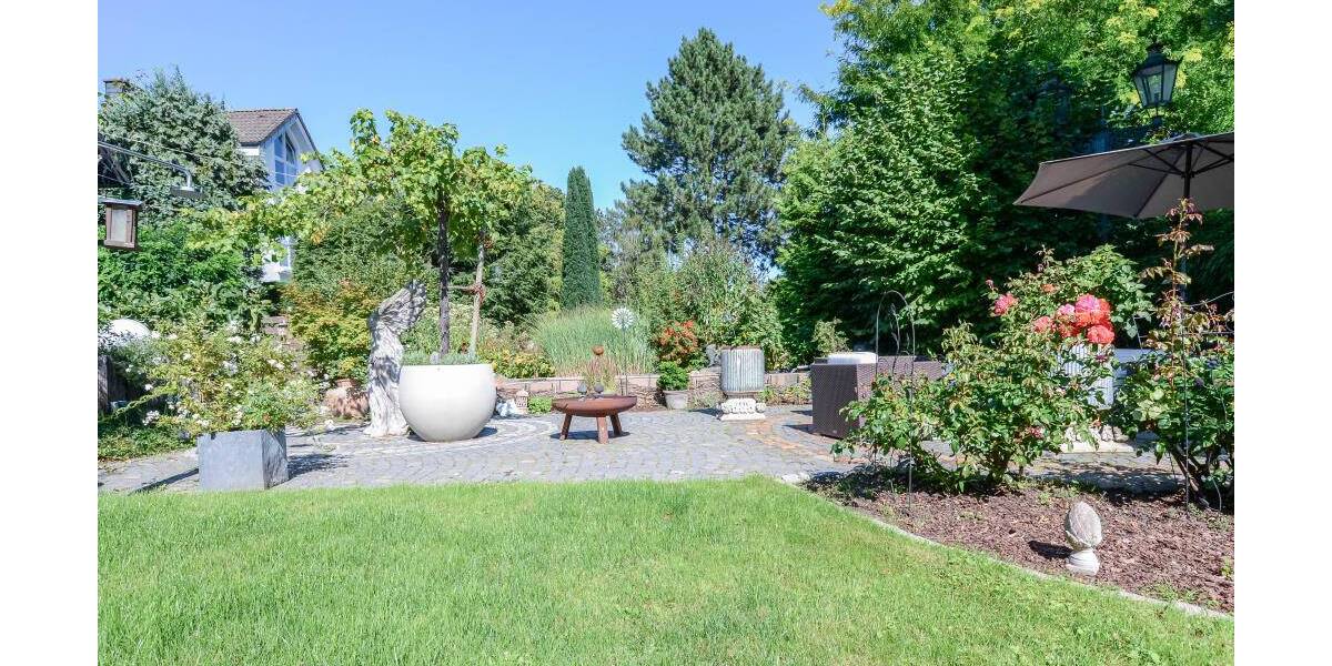 Exklusives Einfamilienhaus mit 2 Einliegerwohnungen* hochwertige Ausstattung * großzügige Raumaufteilung * Wellnessbe... 8 zimmer