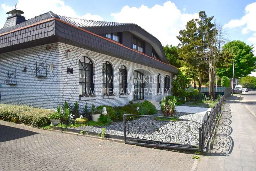 Haus zum Kaufen in Jüchen Hochneukirch 738.000 € 240 m²