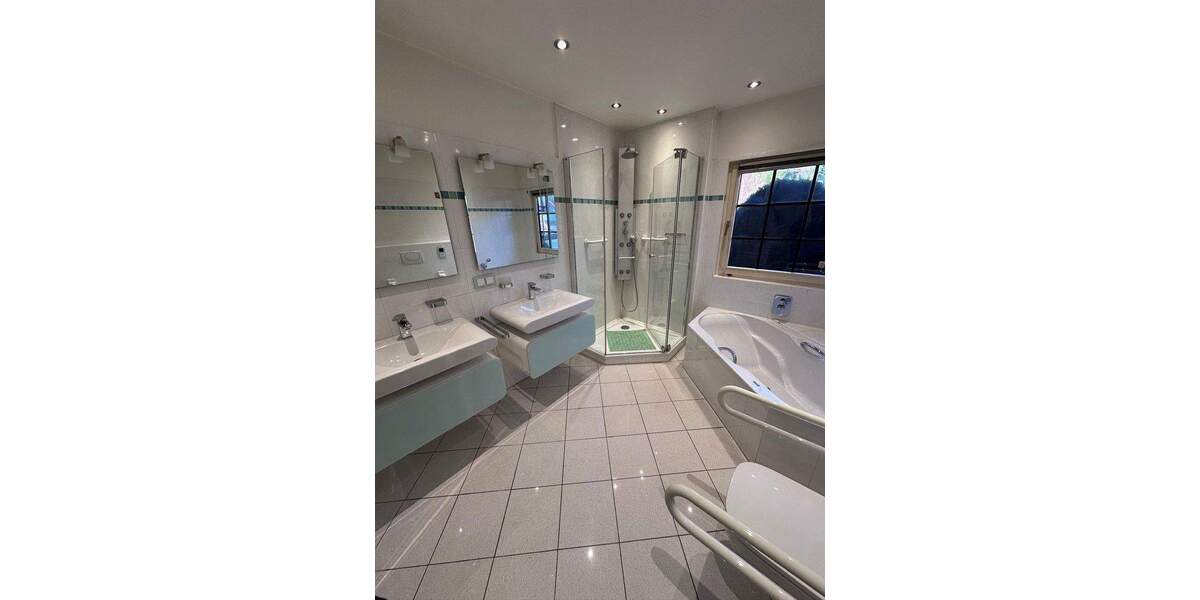 Bungalow Solingen Gräfrath - 6 Zimmer, 228 m&sup2;, 675.000&euro; | Angebot:24668153