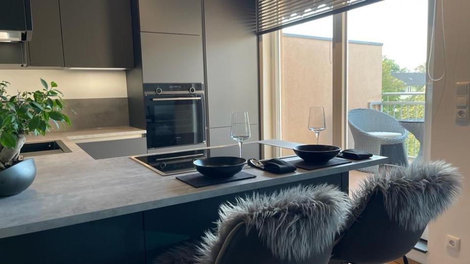 Möbliertes Wohnen mit Stil und Aussicht! Luxuriöse DG-Wohnung mit 2 zimmer