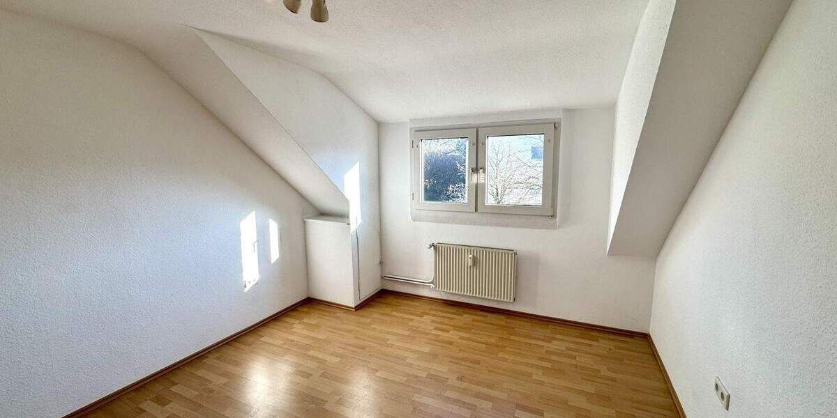 Zentrale Dachgeschosswohnung mit schönem Ausblick in Lev-Quettingen 4 zimmer