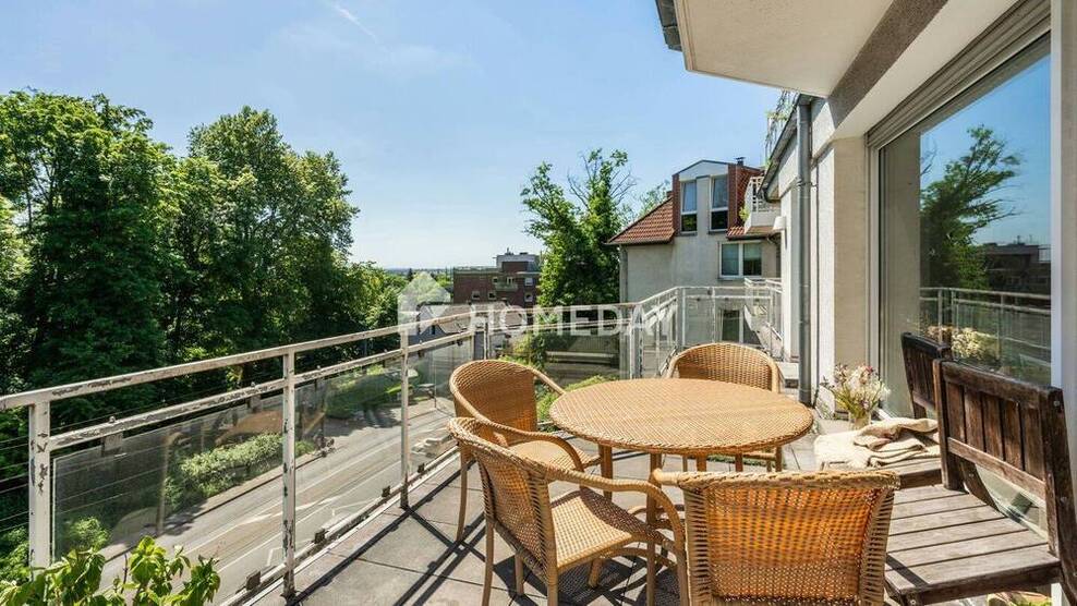 Großzügige 3-Zimmer-Wohnung mit 2 Balkonen und Tiefgaragenstellplatz - stilvoll wohnen am Waldrand