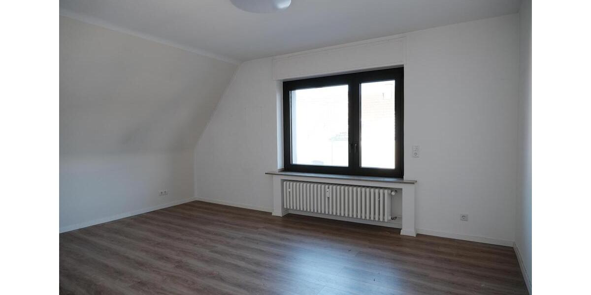 Dachgeschoßwohnung Duisburg Hochheide - 4 Zimmer, 120 m&sup2;, 1.150&euro; | Angebot:25640742