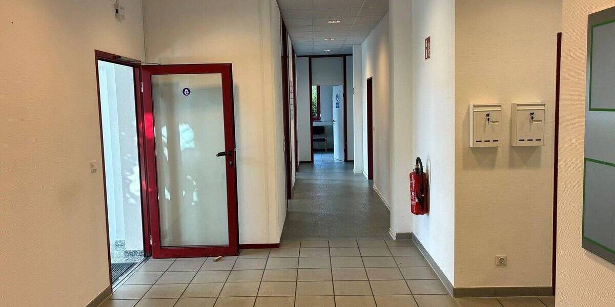 Gewerbeimmobilie Büros & ebenerdige Halle zimmer