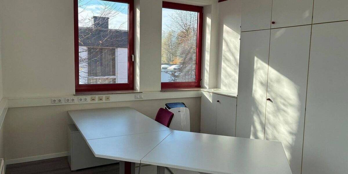 Gewerbeimmobilie Büros & ebenerdige Halle zimmer