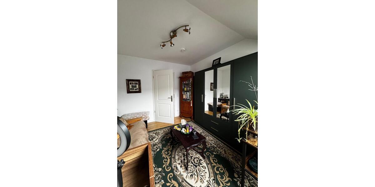 Sanierte 90qm DG-Wohnung mit Balkon, 2,5 Zi. ab 01.04.2026 D-Rath 2.5 zimmer