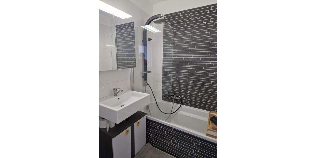 Renovierte 3-Zimmer-Wohnung mit Balkon & Garage - provisionsfrei 3 zimmer