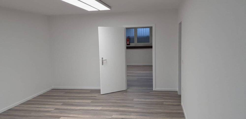 Sehr funktionale Büro- Praxis oder Galeriefläche in gutsichtbarer und frequentierter Lage