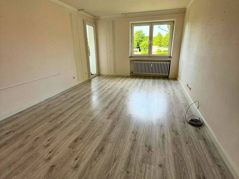 Attraktive Eigentumswohnung in Neuss Norf * leerstehend * gute Lage * Loggia * 4 Zimmer *