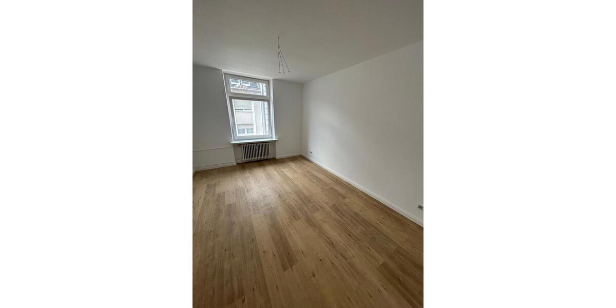 **Kernsaniertes WG-Zimmer mit Einbauküche und Balkon in Wuppertal** 1 zimmer