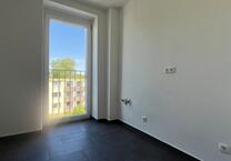 Die helle 3-Zimmer-Wohnung mit ca. 70 m² Wohnfläche besticht durch eine durchdachte Raumaufteilung und ein modernes Wohnambiente. Das tagesbelichtete BadeZimmer ist mit einer zeitgemäßen Dusche...