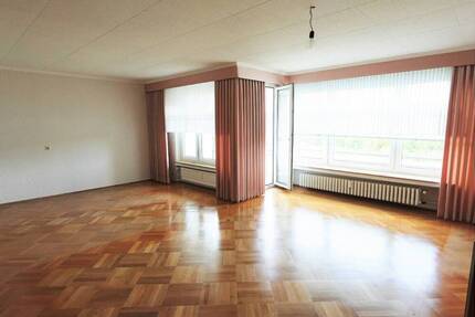 Großzügige Wohnung mit Loggia und Garage