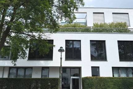 Rheinnähe Golzheim - Stilvolle 4-Zimmer-Wohnung mit Terrasse & 2 TG-Stellplätzen!