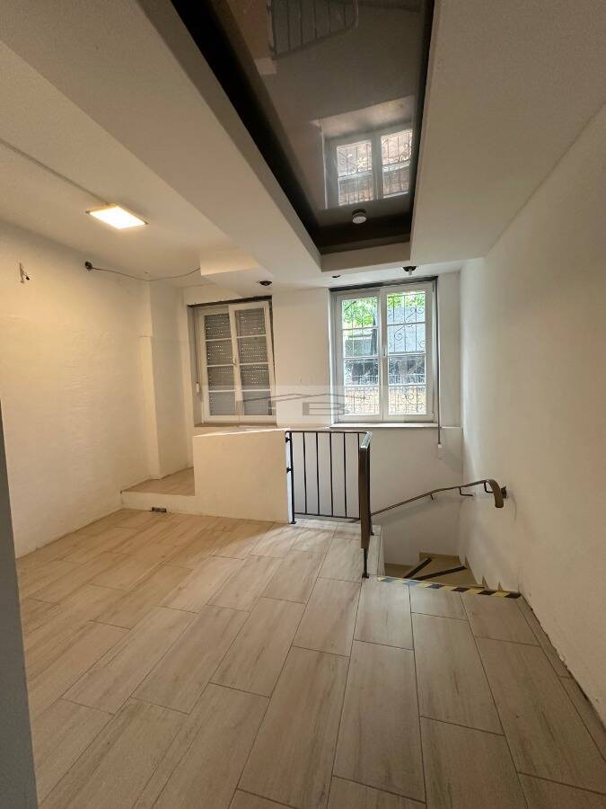 Köln Altstadt: Vielseitige Gewerbefläche mit 2 verbundenen Etagen u. kl. Außenbereich ab ca. 112025