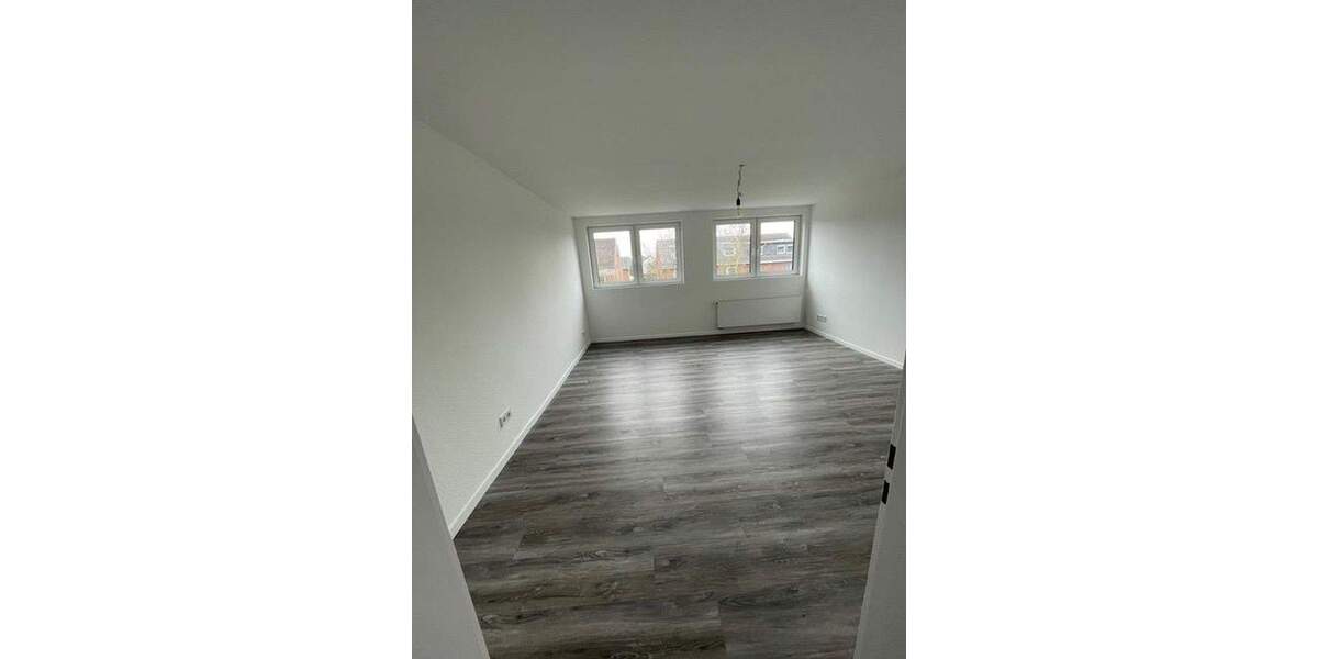 Erstbezug nach Komplettsanierung! Helle 3-Raum Dachgeschosswohnung mit Balkon in zentraler Lage 3 zimmer