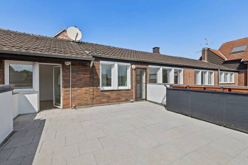 Haus-Feeling pur: 5-Zimmer-Wohnung mit Dachterrasse, eigenem Eingang & Garage