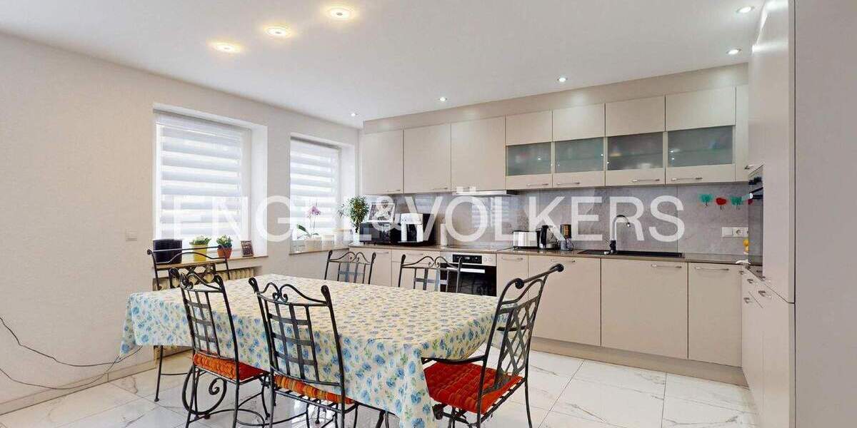 2 WE in einer großen Wohnung, Generationen Wohnen, Wohnen und Arbeiten, 2021 modernisiert, Aufzug im Haus, 2 Stellplätze..... 5 zimmer