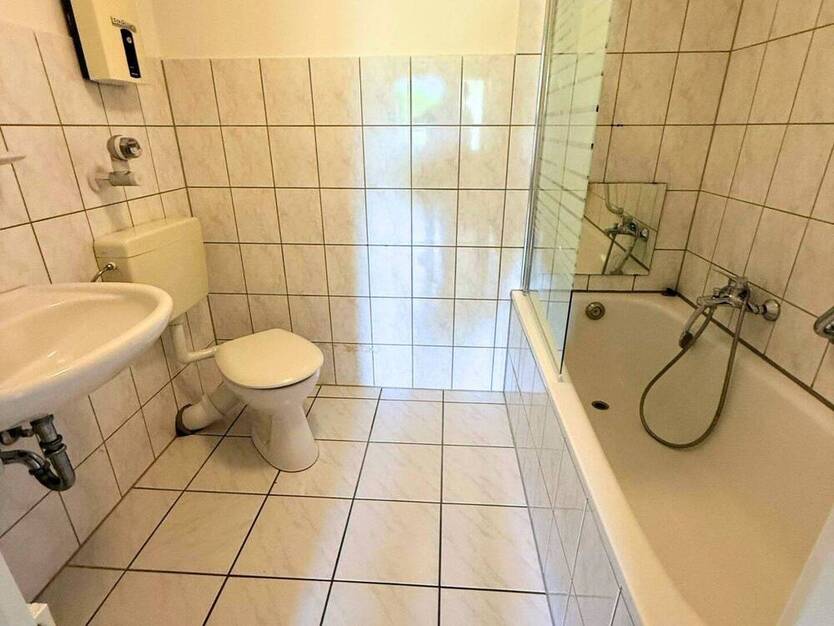 Attraktive Eigentumswohnung in Neuss Norf * leerstehend * gute Lage * Loggia * 4 Zimmer *