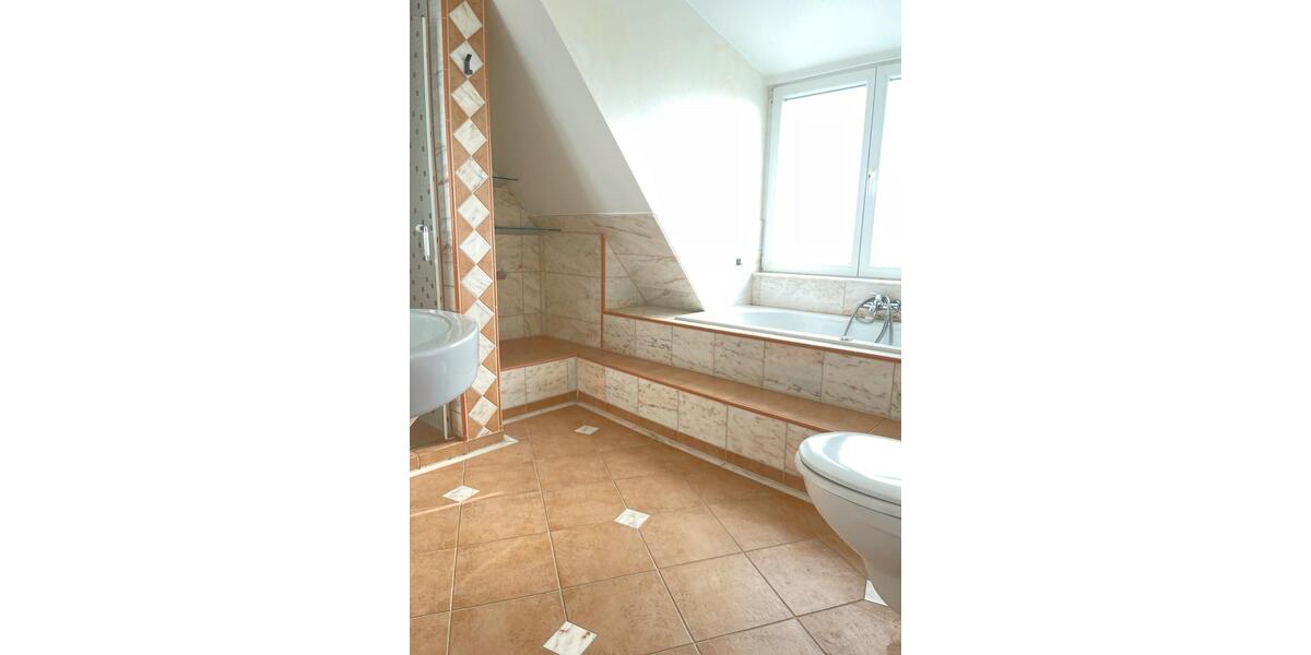 Dachgeschoßwohnung Remscheid Reinshagen - 5 Zimmer, 120 m&sup2;, 1.600&euro; | Angebot:25231588