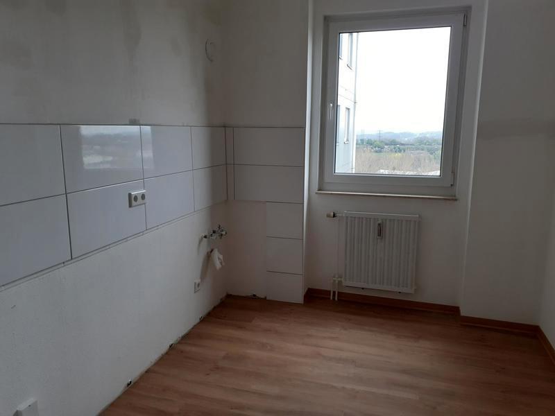 Alles neu !! 2 Zimmer-Wohnung mit viel Stellplatz, separater Küche und großem Balkon! Nur mit WBS! zimmer