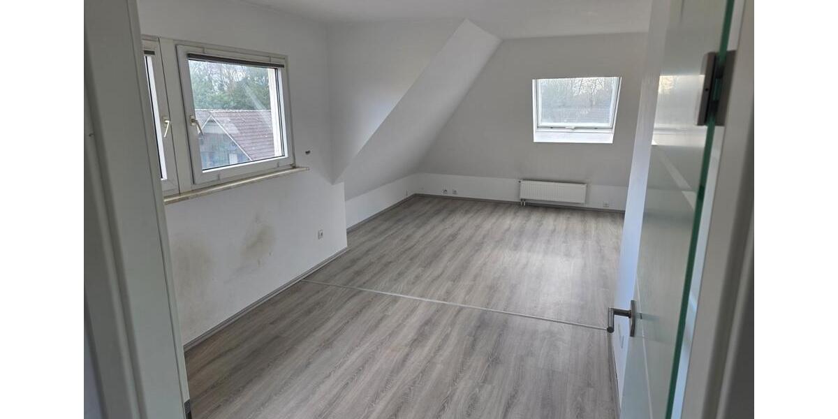 Dachgeschoßwohnung Oberhausen - 3.5 Zimmer, 96 m&sup2;, 930&euro; | Angebot:25753609