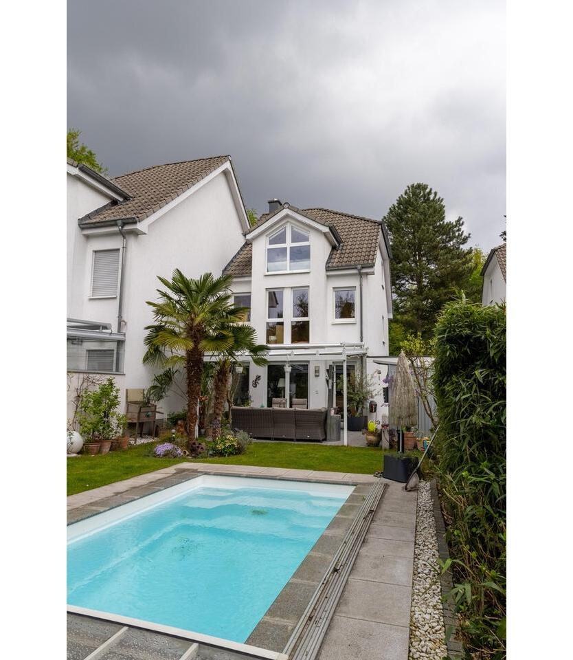 U72-Anbindung Haus mit Pool auf Privatstraße in direkter Wald- und Parklage
