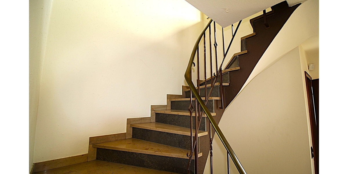 Raumwunder mit diversen Nutzungsmöglichleiten: Massives EFH mit Garten, Garage und viel Potenzial 7 zimmer