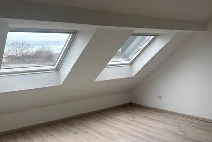 Sehr schöne DG-Wohnung 60 qm Neu Renoviert, Küche 2 zimmer