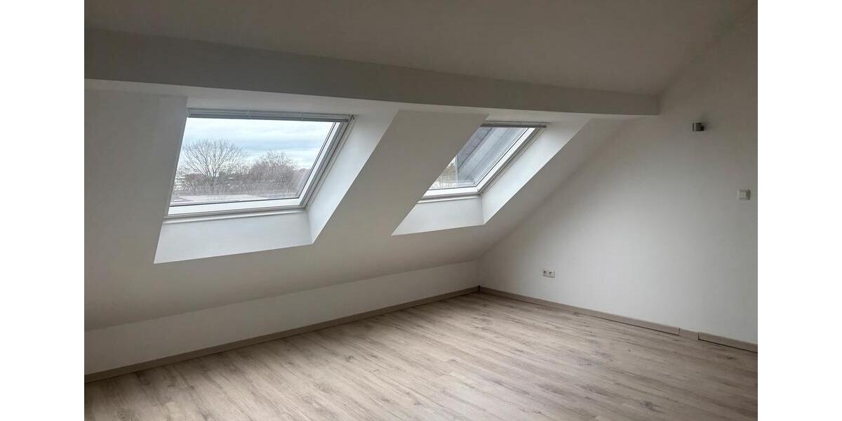 Sehr schöne DG-Wohnung 60 qm Neu Renoviert, Küche 2 zimmer