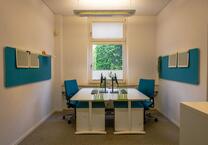 Voll möbliertes Büro Co-Working Space Einzelne Arbeitsplätze