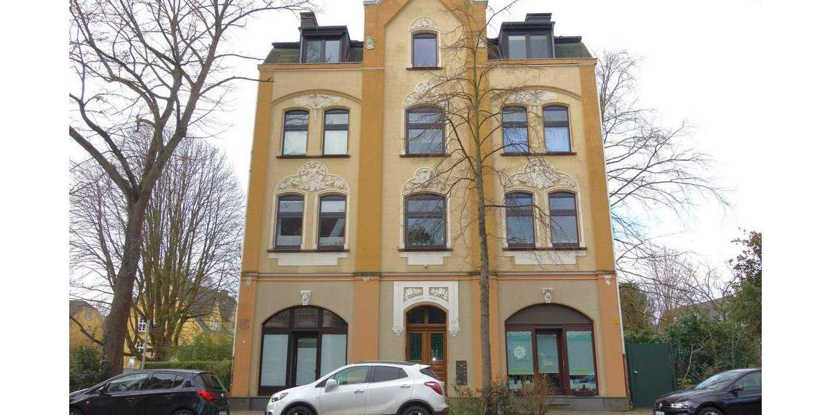 URDENBACH ALTBAU BEZUGSFREI KAMIN PARKETT GROßE KÜCHE GROßES BAD GROßER BALKON + 50 QM SPITZBODEN 3 zimmer