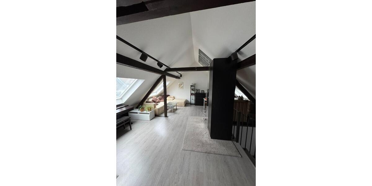 Außergewöhnliche DG-Wohnung mit Sichtbalken–Düsseldorf Pempelfort 1.5 zimmer