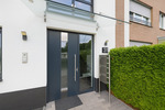 Lichtdurchflutete DG-Wohnung mit Süd-Loggia und Stellplatz in ruhiger, rheinnaher Lage von Neuss