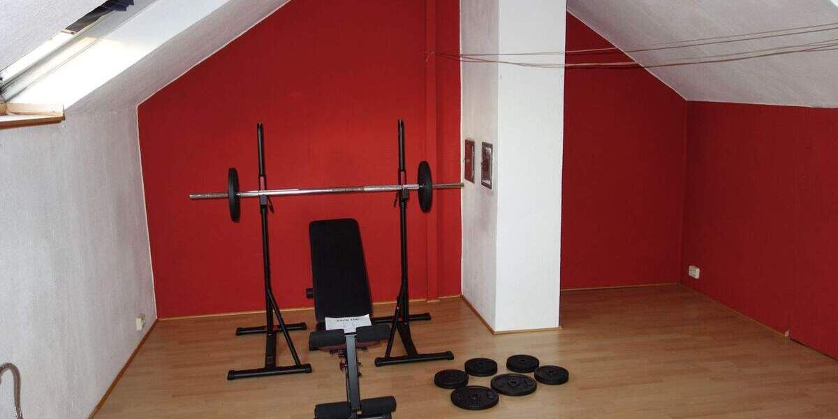 URDENBACH ALTBAU BEZUGSFREI KAMIN PARKETT GROßE KÜCHE GROßES BAD GROßER BALKON + 50 QM SPITZBODEN 3 zimmer