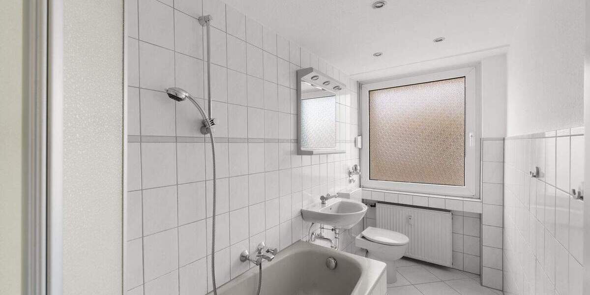 2 Wohnungen zusammegelegt 128 qm+ Balkon+ TG Stellplatz+EG 4 zimmer