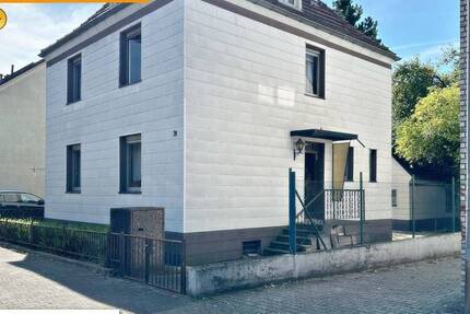 Grundstück mit Bestandsgebäude in Düsseldorf - Hassels