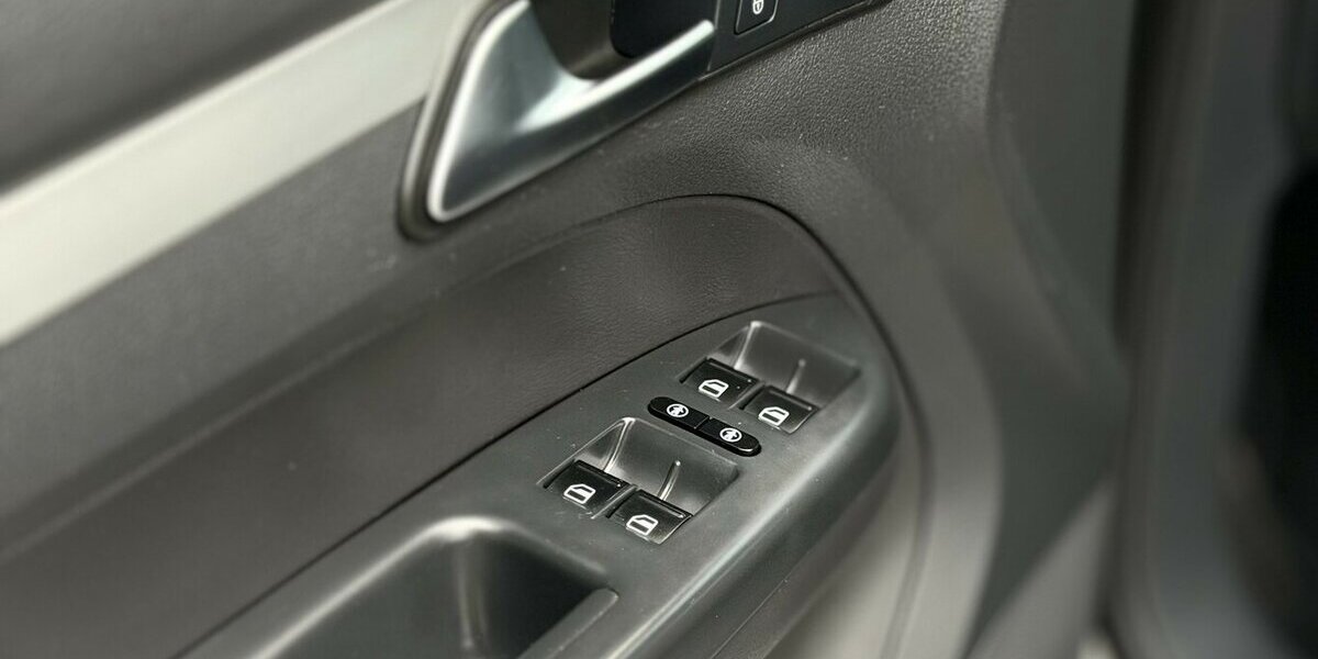 VW Touran R-Line Schiebedach Leder 7Sitze IHand 124.990 km 11.900 &euro; Mönchengladbach 41066