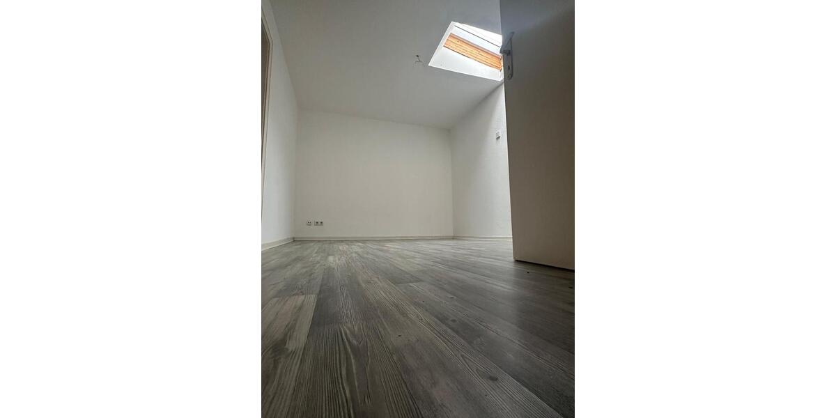 Dachgeschoßwohnung Duisburg Essenberg - 3 Zimmer, 82 m&sup2;, 500&euro; | Angebot:26428316