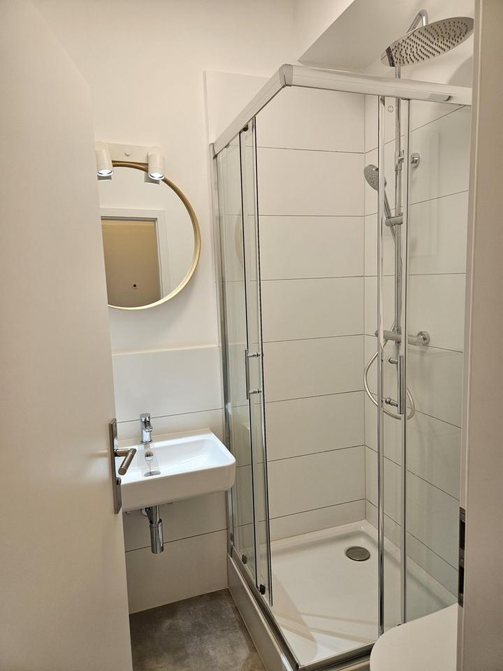 Erstbezug nach Sanierung, Teilmöbliert in zentraler Lage zimmer